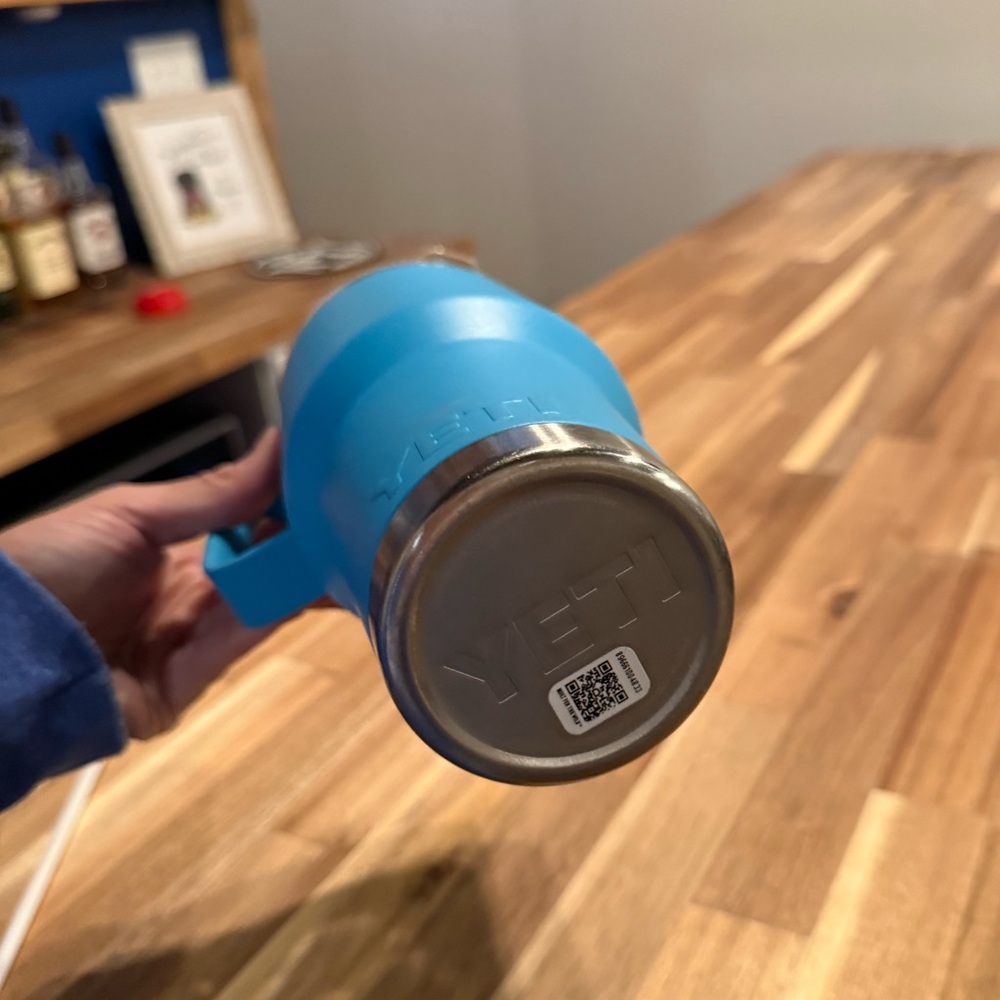 YETI Reef Blue 35oz rambler - Picture 4 of 5